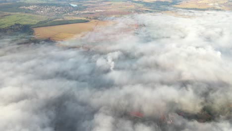 Vista-Aérea-De-Nubes-Y-Niebla-Al-Amanecer-Sobre-La-Carretera
