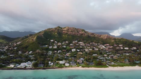 4k-Filmische-Drohnenaufnahme-Von-Lanikai-Beach-Und-Dem-Atemberaubenden-Hügel,-Der-Die-Berühmte-Lanikai-Pillbox-Wanderung-In-Oahu-Enthält
