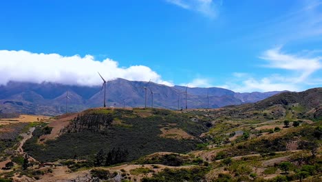 Parque-Eólico-De-Qhollpana,-En-Cochabamba,-Un-Lugar-Ventoso-Y-Agradable-De-Ver-Desde-La-Carretera