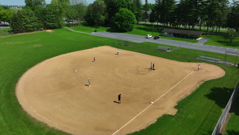 Luftbild-Von-Teenagern,-Die-Baseball-Spielen