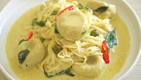 Reisnudeln-Mit-Grünem-Curry-Und-Fischbällchen---Thailändische-Küche