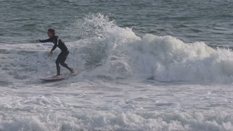 Surfear-En-Cascais-Con-Potencia,-Fuerza-Y-Tiempo-Perfecto