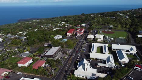 Un-Dron-Cinematográfico-De-4k-Revela-Una-Toma-De-Autos-Conduciendo-Por-Una-Carretera-Cerca-De-Kona-En-La-Isla-Grande-De-Hawaii