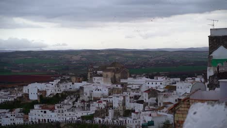 Paisaje-Sobre-Hermosas-Casas-Blancas-Del-Pueblo-Español-De-Arcos-De-La-Frontera-Al-Atardecer