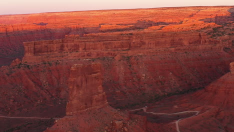 Rote-Felsen-Und-Sandsteinformationen-Im-Tal-Der-Götter-In-Utah,-Drohne-4k