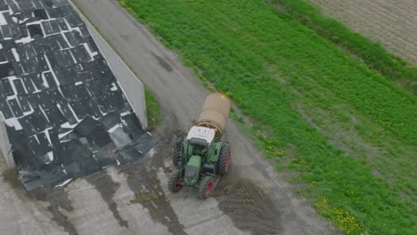 Ein-Traktor,-Der-Tagsüber-über-Das-Ackerland-Fährt