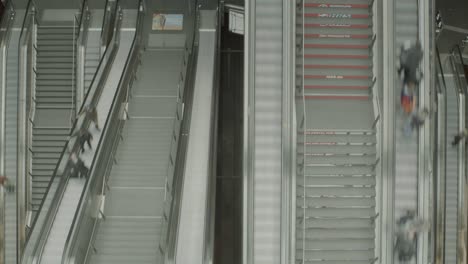 Los-Viajeros-Usan-Escaleras-Mecánicas-Para-Ir-A-Varios-Niveles-En-La-Concurrida-Estación-De-Tren