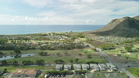 Vista-Aérea-De-Casas-Hawaianas-Que-Rodean-El-Campo-De-Golf-Hawaii-Kai