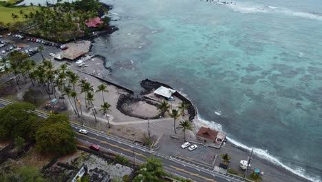 4K-Filmische-Drohnenaufnahme-Gegen-Den-Uhrzeigersinn-Vom-Strand-Von-Kahalu&#39;u-In-Kona-Auf-Der-Großen-Insel-Hawaii