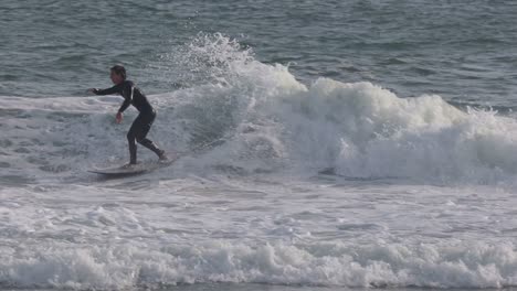 perfect-and-smooth-maneuver-in-a-fun-wave-in-Carcavelos,-Cascais