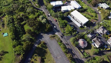 Toma-De-Drones-Aéreos-Cinematográficos-De-4k-De-Autos-Conduciendo-A-Lo-Largo-De-Una-Carretera-Cerca-De-Kona-En-La-Isla-Grande-De-Hawaii