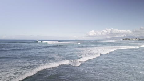 Panoramablick-Auf-Die-Wellen-Vor-Magic-Island-In-Hawaii