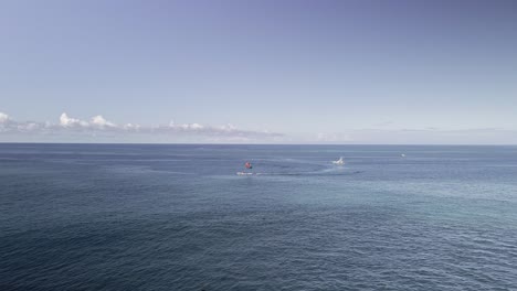 Vista-Aérea-Del-Barco-De-Parapente-Fuera-De-Oahu-En-Un-Día-Claro-Y-Soleado