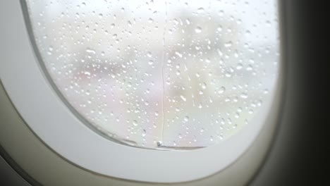Regentropfen-Auf-Der-Fensterfläche-Des-Flugzeugs-Aus-Der-Kabine