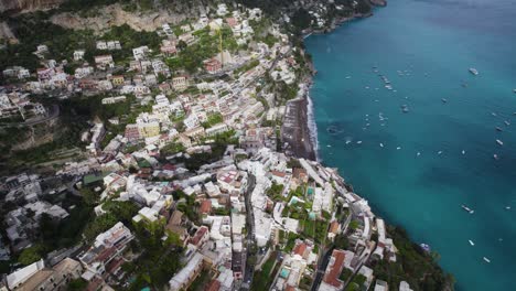 Dramatische-Spektakuläre-Vertikale-Luftaufnahme-Von-Klippenvillen-Der-Küstenstadt-Positano-Italien
