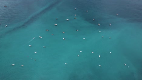 Luftaufnahme-Von-Booten-Auf-Türkisblauem-Meer-Vor-Der-Amalfiküste-In-Italien