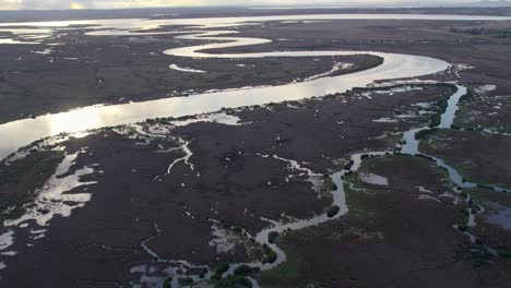 Umkehrung-Von-Luftaufnahmen-Mit-Blick-Flussaufwärts-über-Den-Barwon-River-Und-Den-Lake-Connewarre-In-Der-Nähe-Von-Barwon-Heads-Am-Nachmittag,-Victoria,-Australien
