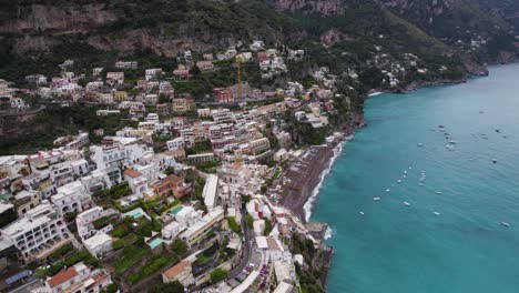 Colorful-houses-on-cliffside-of-picturesque-Positano,-Italy
