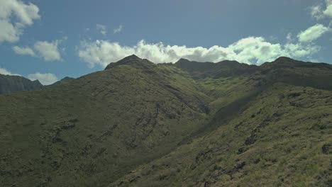 Vista-Aérea-De-La-Empinada-Cordillera-Contra-El-Cielo-Azul-Y-Las-Nubes