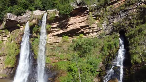 Ein-Einzigartiger-Wasserfall,-An-Einem-Ort-Namens-La-Pajcha-De-Postrervalle,-Gelegen-In-Den-Tälern-Von-Santa-Cruz,-Bolivien,-Ein-Wunderschöner-Ort-Zum-Besuchen,-Der-Eintritt-Ist-Frei-Und-Man-Kann-Dort-Campen