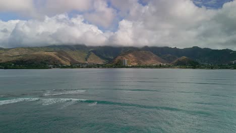 Luftaufnahme-Der-Hawaiianischen-Küste-Mit-Bergen-Und-Wolken