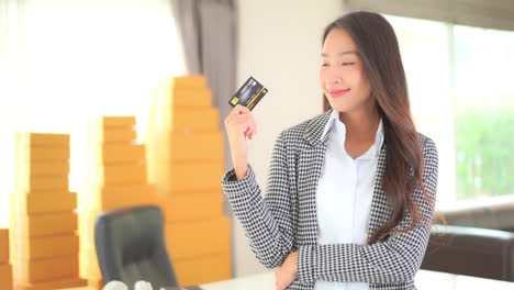 Schöne-Junge-Asiatische-Geschäftsfrau,-Die-Vor-Der-Kamera-Mit-Bankkreditkarte-Posiert,-Zeitlupe