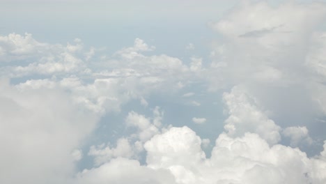 Vista-Del-Cielo-Con-Nubes-Hinchadas-Blancas-Y-Luz-Solar-Sobre-El-Cielo