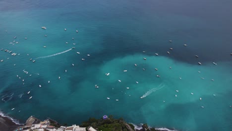 Luftaufnahme-Des-Blauen-Wassers-Der-Küste-Von-Positano-Mit-Vielen-Booten-Im-Heißen-Sommer