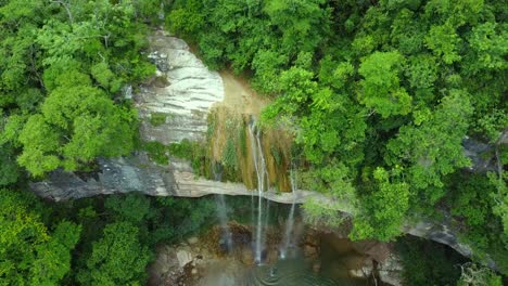 Ein-Wasserfall-Namens-Alto-Mirror-In-Santa-Cruz,-Bolivien