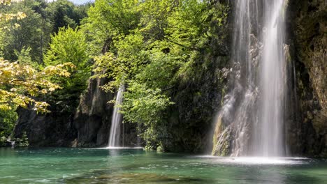 Wasserfallbach-Im-Nationalpark-Plitvice,-Sonniger-Tag-In-Kroatien