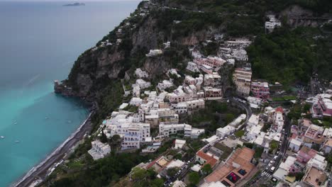 Dramatic-setting-of-cliffside-village-overlooking-Amalfi-Coast,-Positano