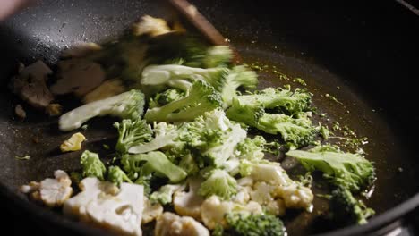 Cocinar-Flores-Frescas-De-Brócoli-Y-Coliflor-Para-Una-Salsa-De-Pasta-Saludable