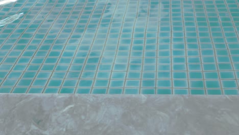 Blick-Auf-Die-Wasseroberfläche-Im-Schwimmbad-Mit-Sonnenlicht,-Das-Auf-Der-Oberfläche-Reflektiert-Wird