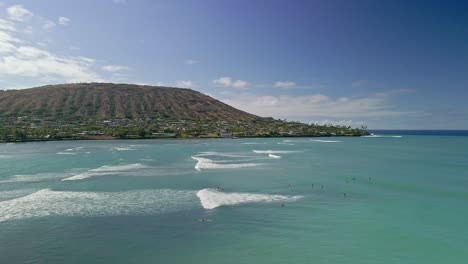 Vista-Aérea-De-Los-Surfistas-En-Un-Soleado-Día-Hawaiano-Con-Cielos-Azules