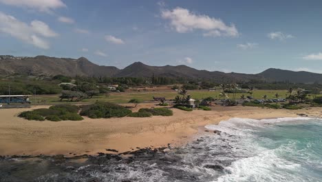 Vista-Al-Mar-De-La-Playa-Hawaiana-Con-Montañas-En-El-Fondo-Y-Cielo-Azul