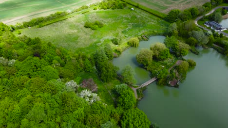 Luftaufnahme-Der-Naturlandschaft-Mit-Einem-Fluss,-Der-Zwischen-Dem-Dorf-Fließt
