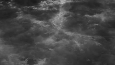 Nube-Cumulonimbus-Oscura-Con-Tormentas-Eléctricas-Ardientes