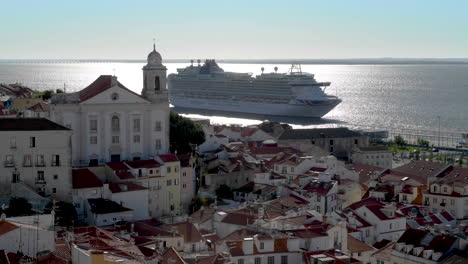Gran-Crucero-Atraca-En-Lisboa,-Mirador-De-Santa-Luzia,-Portugal--4