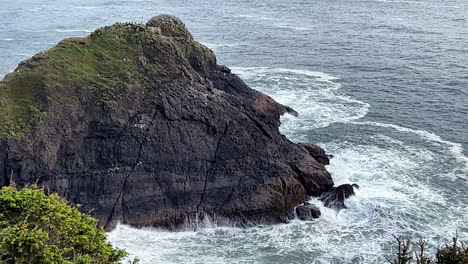 Wellen,-Die-Gegen-Einen-Großen-Felsen-Im-Pazifischen-Ozean-Schlagen
