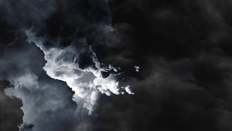 Dunkle-Kumuluswolken-Mit-Gewittern-Und-Streiks-4k