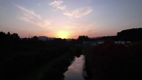 Schöner-Fluss-Bei-Herrlichem-Sonnenuntergang