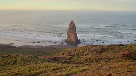 Needle-Rock-Sea-stack-at-Cape-Blanco-State-Park-at-the-Oregon-Coast,-USA