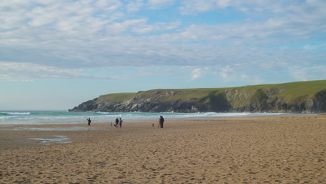 Tourists-On-The-Shore-At-Holywell-Bay-Beach-In-Cornwall,-England---wide-shot