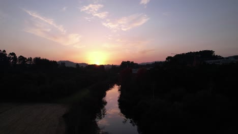 Luftaufnahme-Des-Nebligen-Flusses-Bei-Sonnenuntergang
