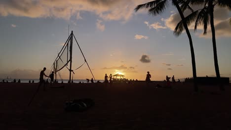 Lapso-De-Tiempo-De-La-Puesta-De-Sol-De-Waikiki-Con-Voleibol-Jugando-En-Silueta