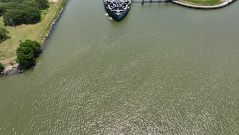USS-Texas-and-the-San-Jacinto-Monument-at-the-San-Jacinto-Battleground-state-park-in-LaPorte,-Texas