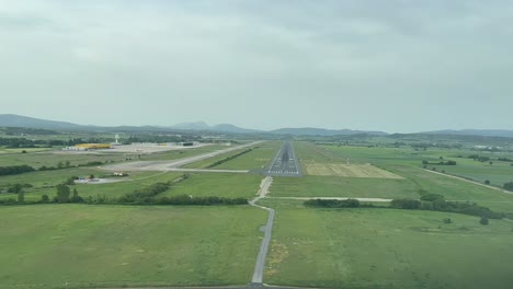Blick-Aus-Einem-Jet-Cockpit-Während-Der-Landung-Auf-Einem-Nordspanischen-Flughafen-Am-Nachmittag
