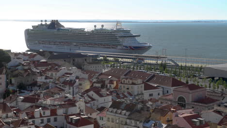 Gran-Crucero-Atraca-En-Lisboa,-Mirador-De-Santa-Luzia,-Portugal--3