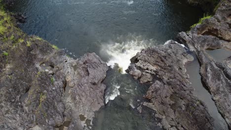 4k-Filmische-Drohnenaufnahme-Eines-Wasserfalls-Im-Regenwald-In-Der-Nähe-Von-Hilo-Auf-Der-Großen-Insel-Hawaii