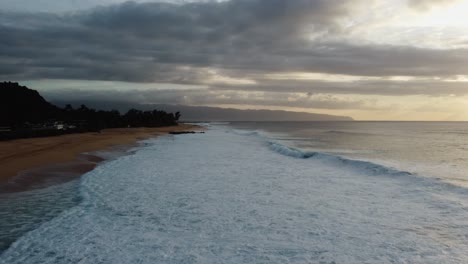 4k-Filmische-Drohnenaufnahme-Von-Großen-Wellen,-Die-Während-Des-Sonnenuntergangs-Auf-Den-Strand-Von-Banzai-An-Der-Nordküste-Von-Oahu-Stürzen